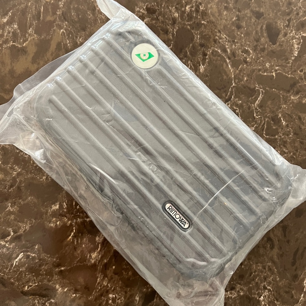 Rimowa (gray) X Eva Air Amenity Kit
